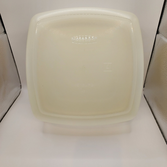 Lot of 3 Preowned Food Storage Containers 3 Different Manufacturer and Sizes. - Picture 12 of 14